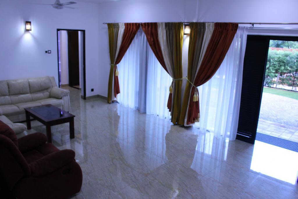 Kandyan Hotel ภายนอก รูปภาพ