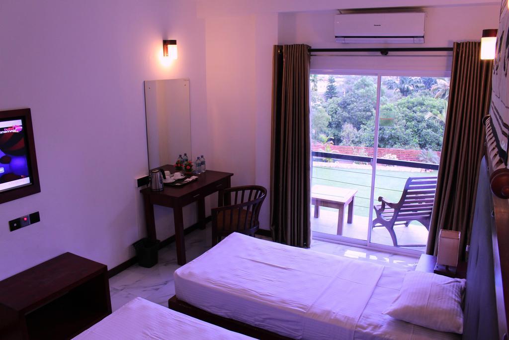 Kandyan Hotel ภายนอก รูปภาพ