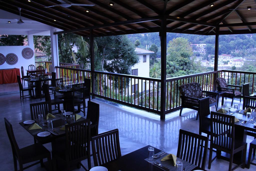 Kandyan Hotel ภายนอก รูปภาพ