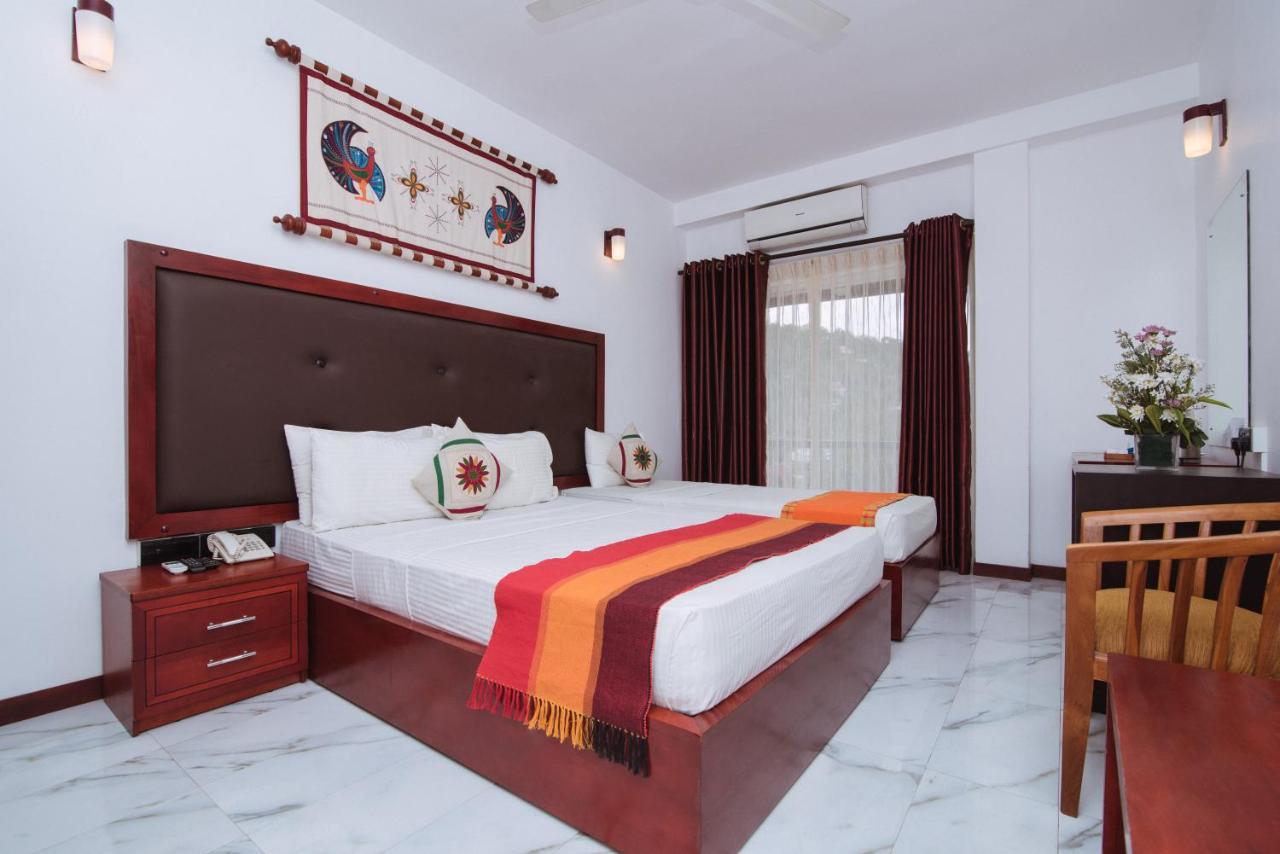 Kandyan Hotel ภายนอก รูปภาพ
