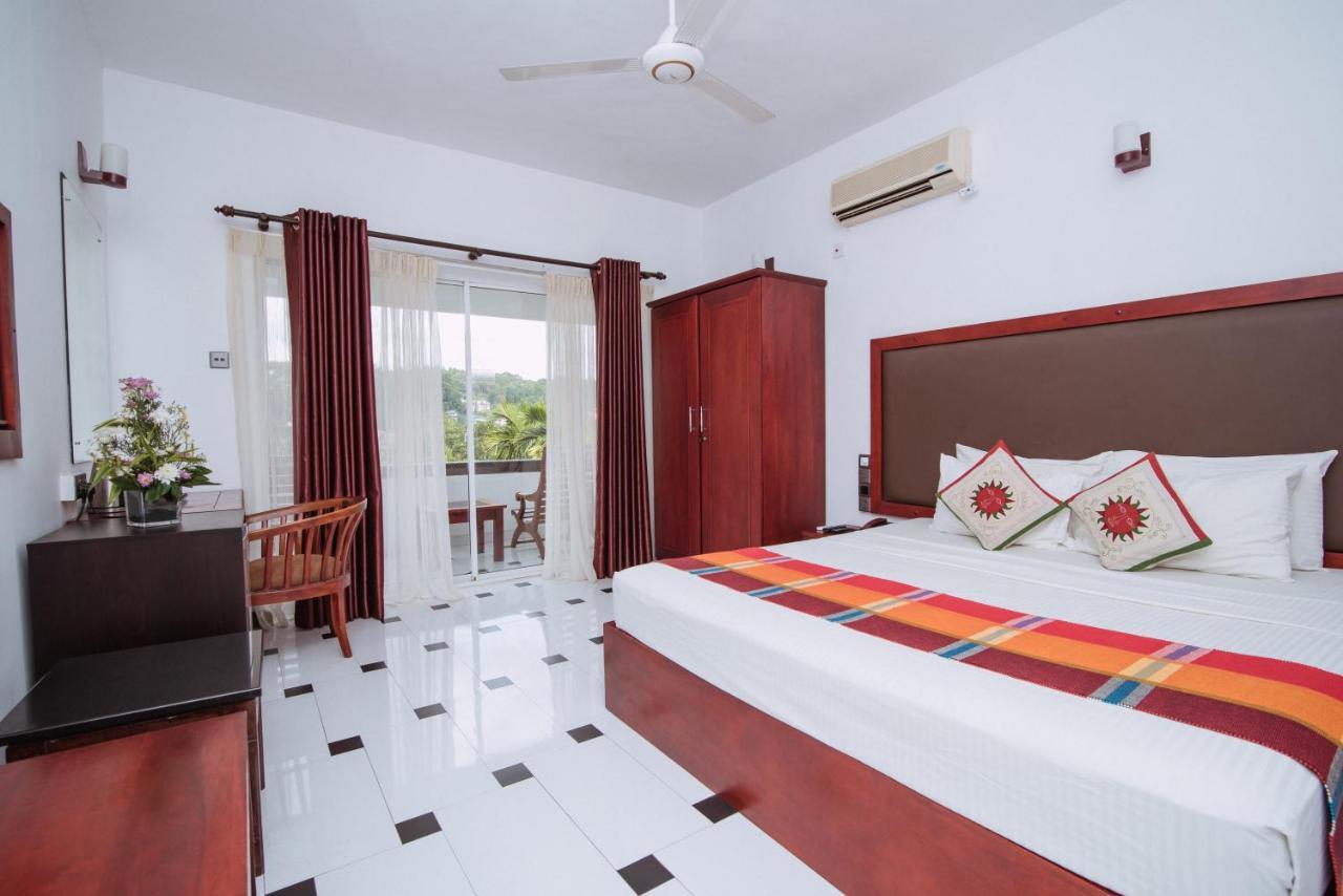 Kandyan Hotel ภายนอก รูปภาพ